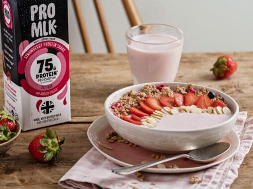 STRAWBERRY PROTEIN SMOOTHIE BOWL