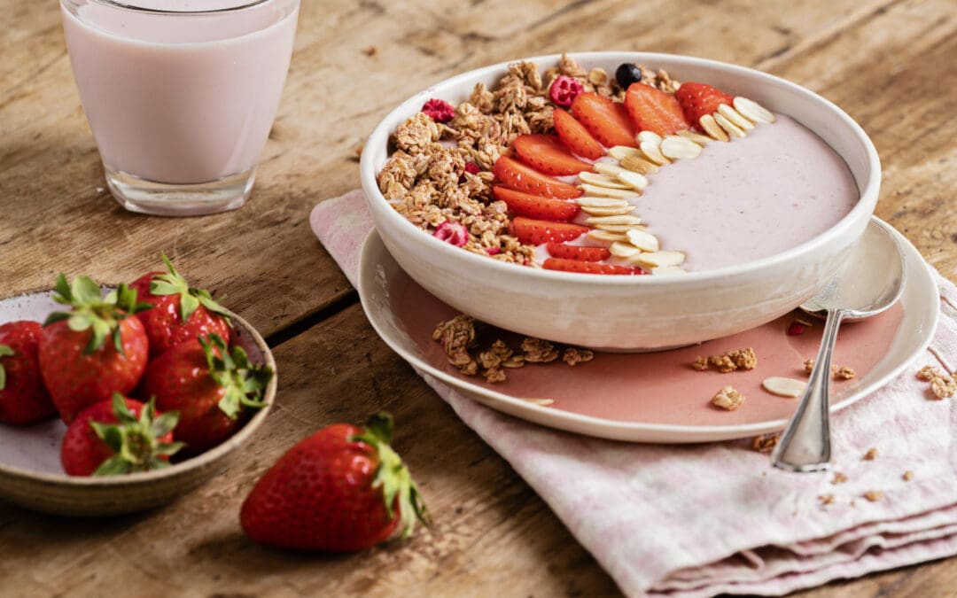 STRAWBERRY PROTEIN SMOOTHIE BOWL