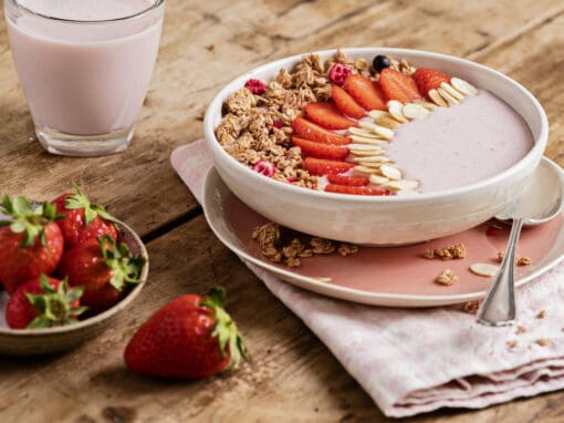 STRAWBERRY PROTEIN SMOOTHIE BOWL